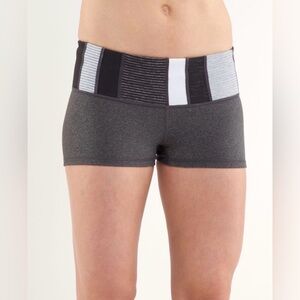 Lululemon Boogie Short - Medium Rise - Black/Grey